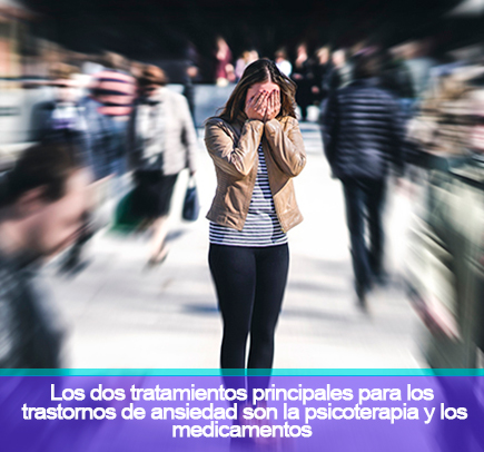 Mujer con trastorno de ansiedad en la calle