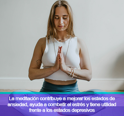 Mujer en terapia de sanación con meditación