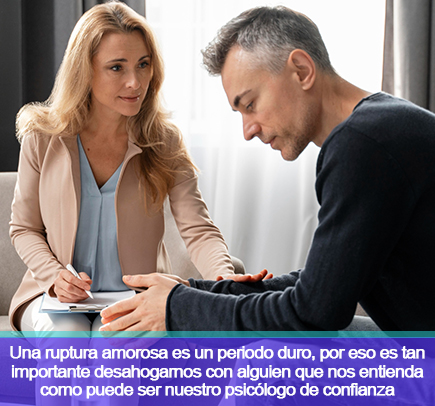 Psicóloga Apoyando a Hombre en Consulta