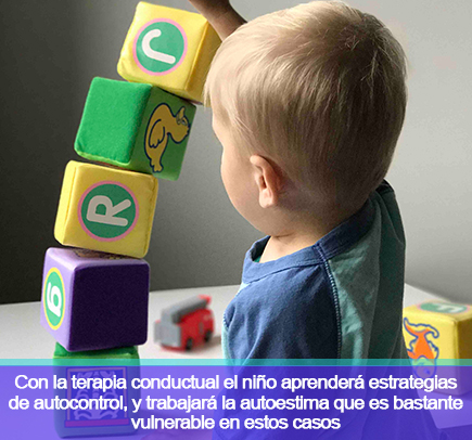 Niño Jugando con Cubos Plasticos