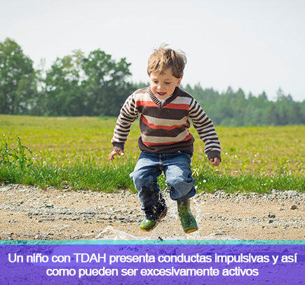 Niño Saltando Sobre Chargo de Agua